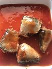 Στενά συσκευασμένα υγιέστερα κονσερβοποιημένα ψάρια, επικασσιτερωμένες σαρδέλλες στη σάλτσα ντοματών