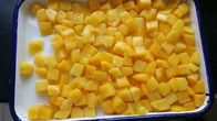 Τα πρόχειρα φαγητά ζελατίνας φρούτων κονσερβοποίησαν το κίτρινο ροδάκινο χωρίζουν σε τετράγωνα στο ελαφρύ σιρόπι προωθούν την όρεξη
