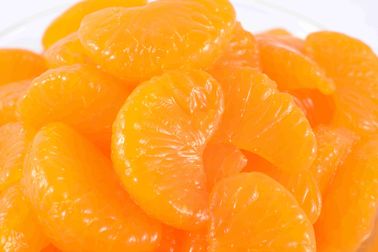 Τα πλούσια πορτοκαλιά φρούτα κινεζικής γλώσσας βιταμίνης C στο βαρύ σιρόπι κρατούν τα μάτια σας φωτεινά
