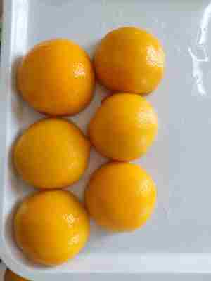 Απολαυστικά Κονσερβοποιημένα Κίτρινα Ροδάκινα για τους Λάτρεις των Φρούτων. Σερβίρετε Κρύα ή σε Θερμοκρασία Δωματίου