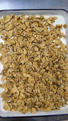 Φρεσκοκομμένα κονσερβοποιημένα μανιτάρια με φυσικό αλάτι